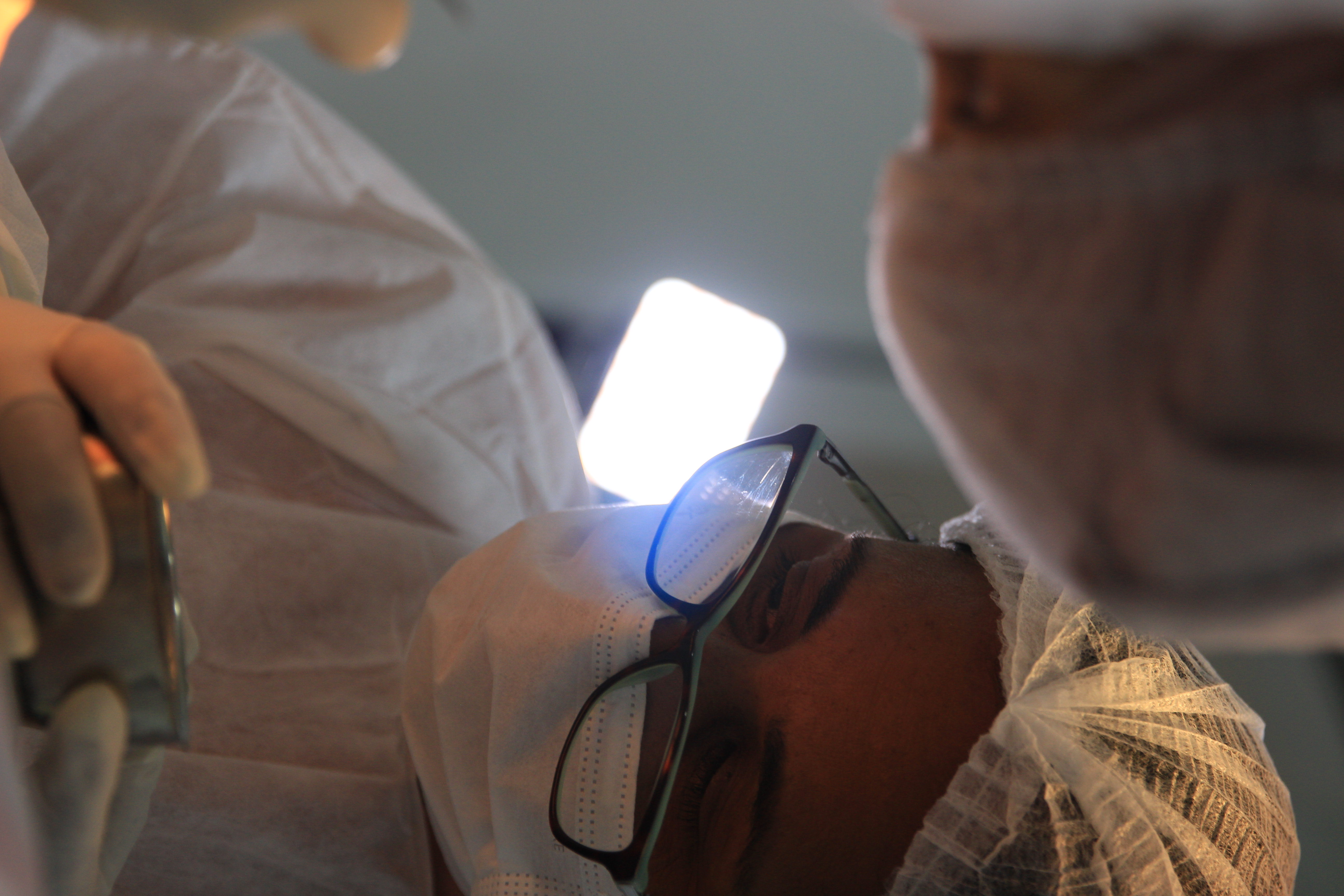 Visão interna do consultório odontológico moderno